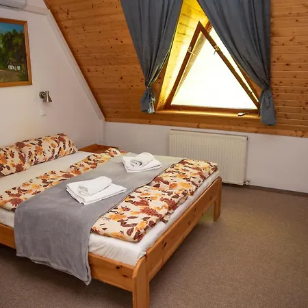 לינה וארוחת בוקר Hevizi Castrum Panzio 3*